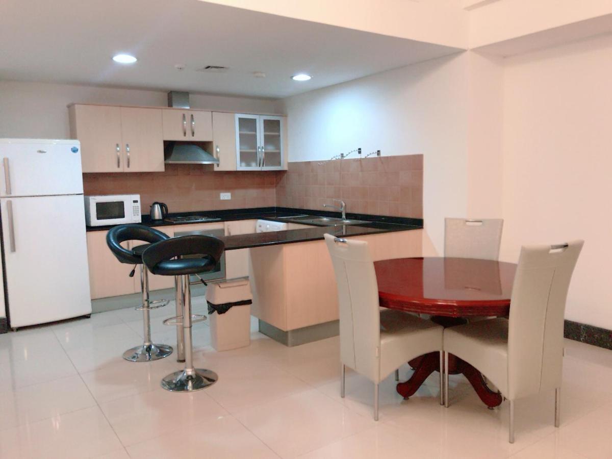 Stout Apartments Манама Стая снимка